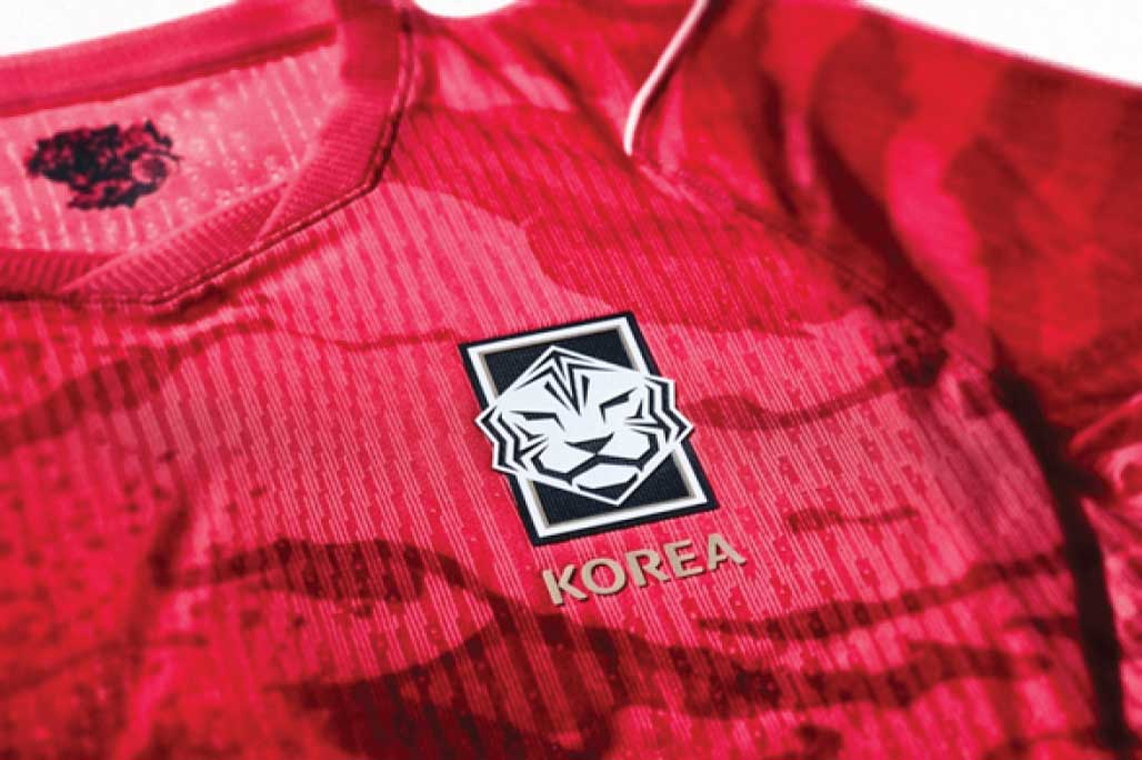 Phong cách của áo khá gần với streetwear, nên rất dễ phối với các item thời trang hiện đại.